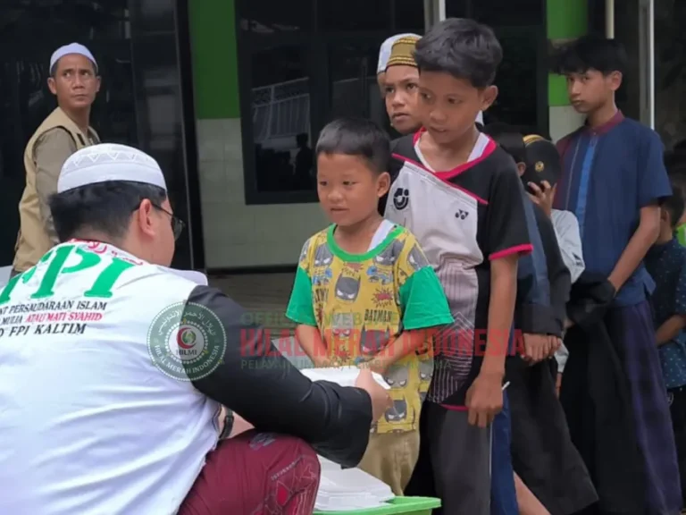Jumat Berkah, DPD FPI Kaltim dan HILMI Bagikan 220 Kotak Nasi kepada Masyarakat