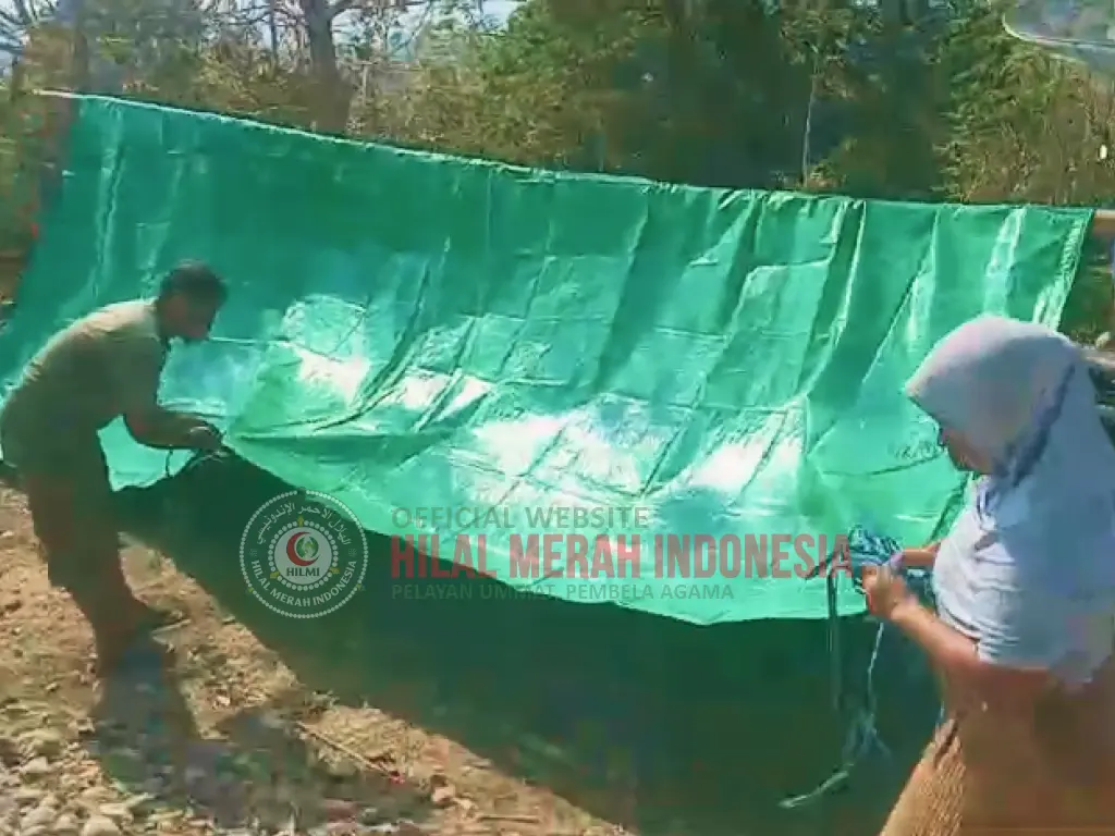 Salurkan Tarpal untuk Warga Terdampak Gempa Relawan Kemanusiaan FPI Salurkan Tarpal untuk Warga Terdampak Gempa di Flores 1